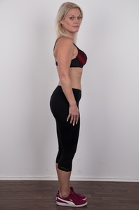 5. Download full pics of Simona (27) from czechcasting.com