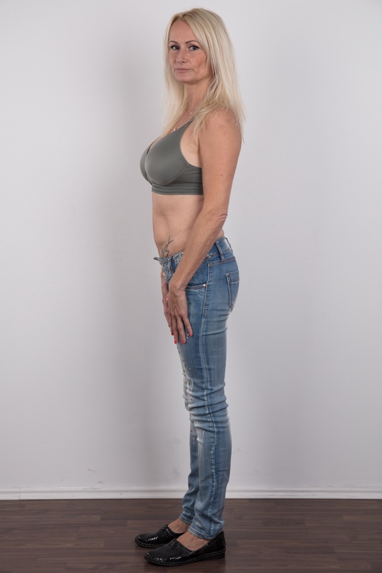 4. Download full pics of Milena (43) from czechcasting.com