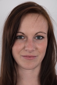 1. Download full pics of Zdena (28) from czechcasting.com