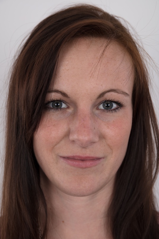 1. Download full pics of Zdena (28) from czechcasting.com