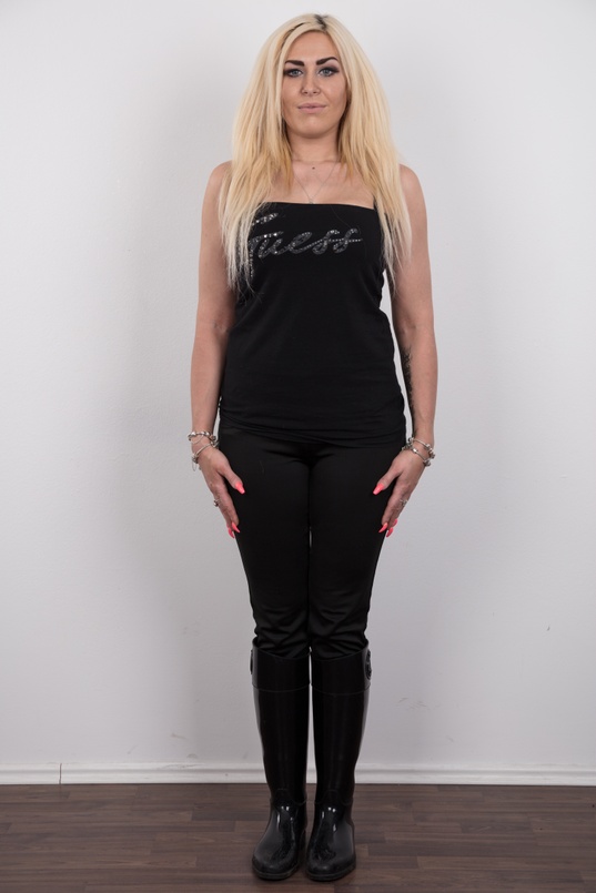 2. Download full pics of Patricie (28) from czechcasting.com