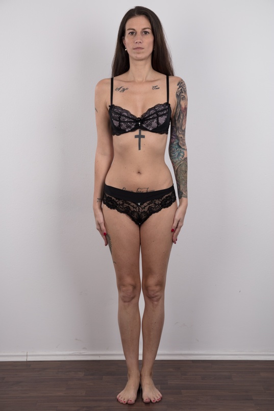 7. Download full pics of Alzbeta (34) from czechcasting.com