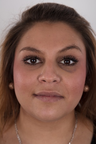 1. Download full pics of model Nikol (22) from czechcasting.com