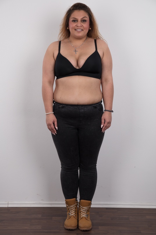 4. Download full pics of Nikol (22) from czechcasting.com