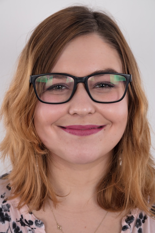 1. Download full pics of Karolina (21) from czechcasting.com