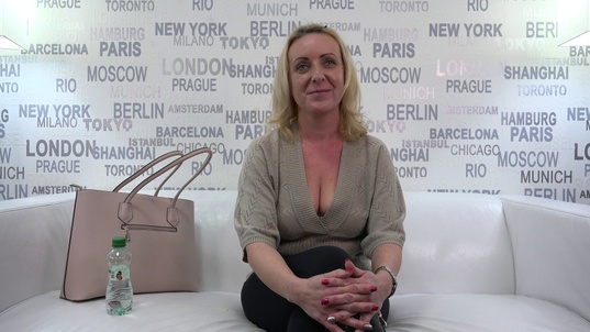 1. Download full pics of Gerlinda (43) from czechcasting.com