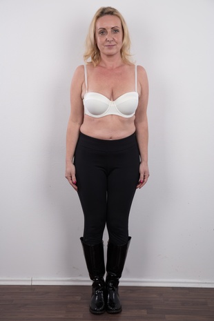 3. Download full pics of model Gerlinda (43) from czechcasting.com