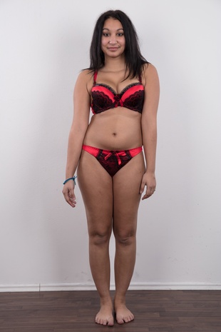 4. Download full pics of model Monika (18) from czechcasting.com