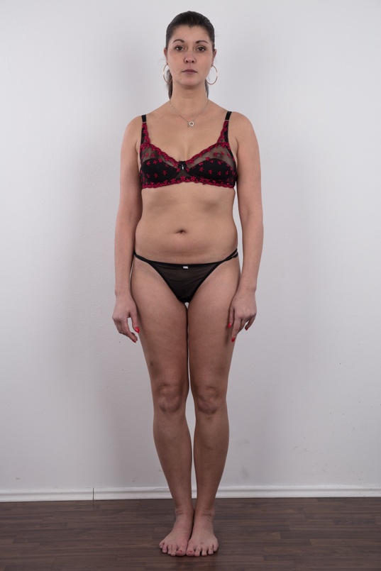 4. Download full pics of Sandra (31) from czechcasting.com