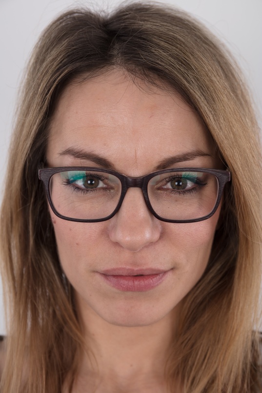 1. Download full pics of Alena (34) from czechcasting.com