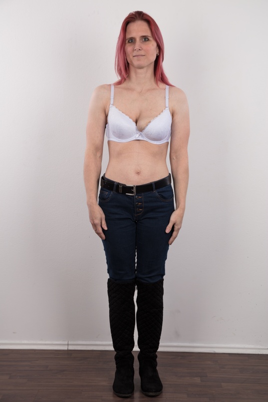 3. Download full pics of Kveta (38) from czechcasting.com