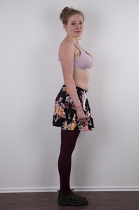 4. Download full pics of Nikol (25) from czechcasting.com