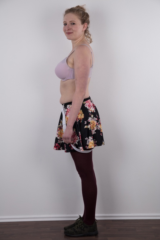 5. Download full pics of Nikol (25) from czechcasting.com