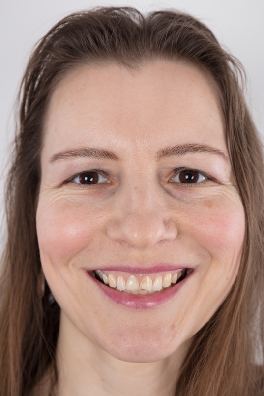 1. Download full pics of Eva (40) from czechcasting.com