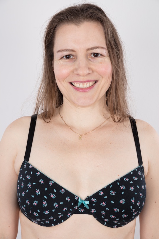 4. Download full pics of Eva (40) from czechcasting.com