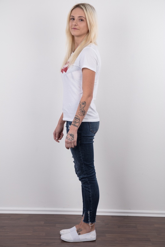 3. Download full pics of Sabina (22) from czechcasting.com