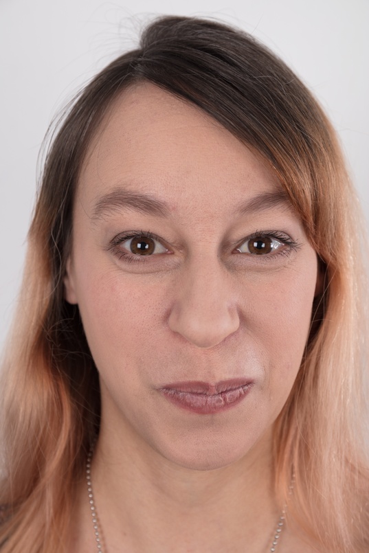 1. Download full pics of Hana (29) from czechcasting.com