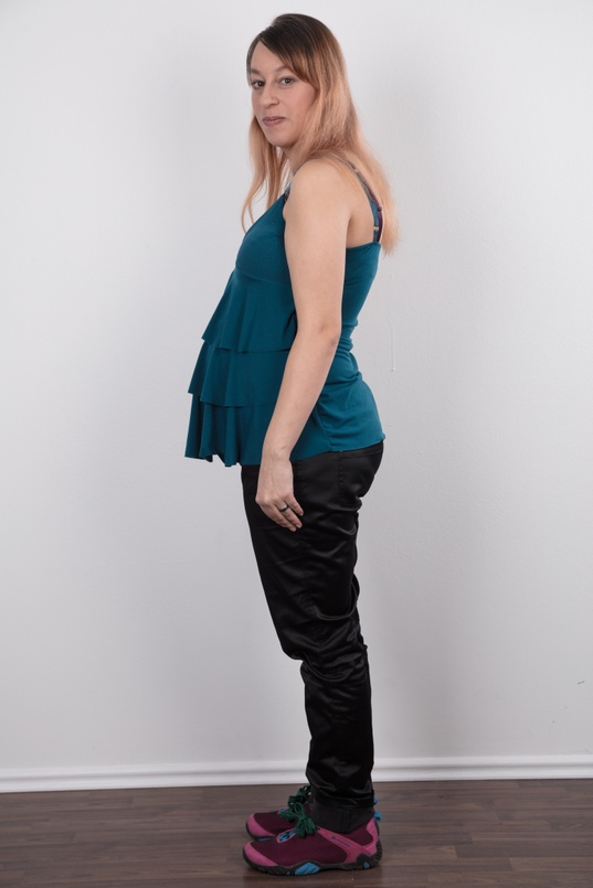 4. Download full pics of Hana (29) from czechcasting.com