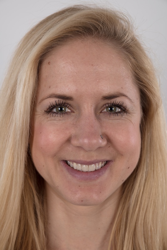 1. Download full pics of Katka (28) from czechcasting.com