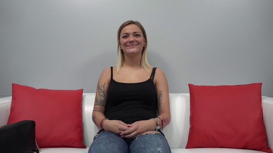 1. Download full pics of Julie (21) from czechcasting.com