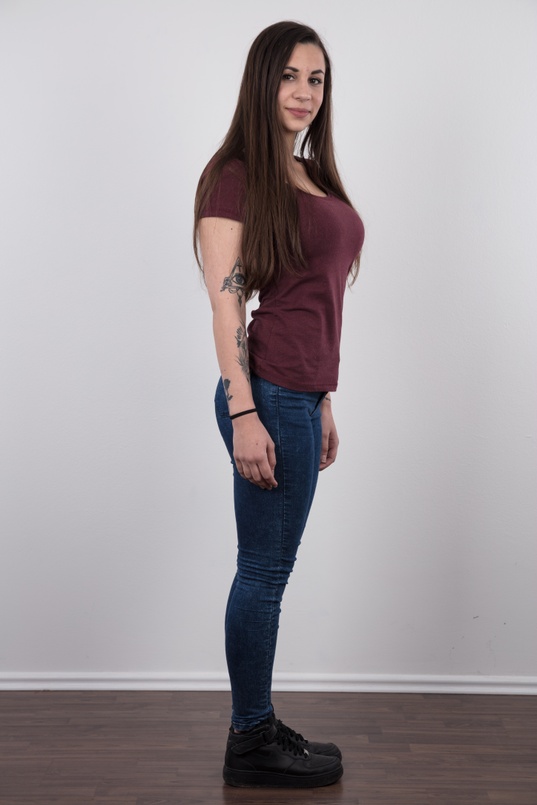 3. Download full pics of Veronika (19) from czechcasting.com