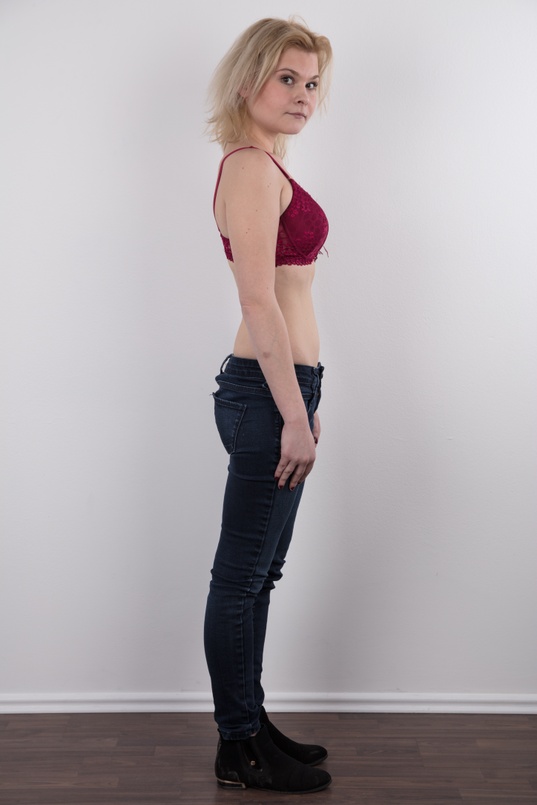 4. Download full pics of Tereza (19) from czechcasting.com