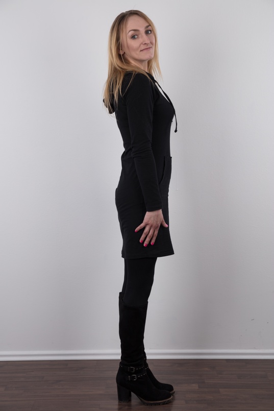 3. Download full pics of Zuzana (28) from czechcasting.com