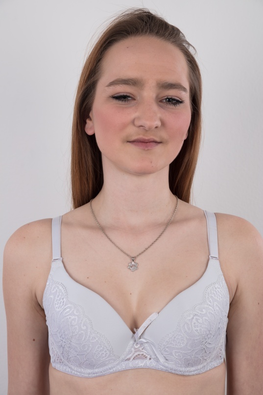 4. Download full pics of Tereza (19) from czechcasting.com