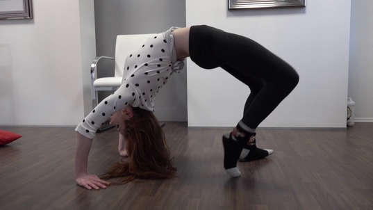 2. Download full pics of Anna (20) from czechcasting.com