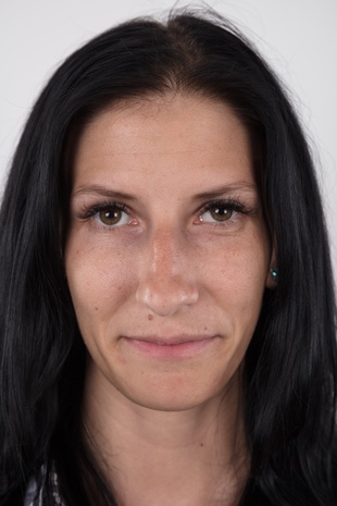 1. Download full pics of model Eva (28) from czechcasting.com