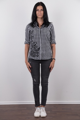 2. Download full pics of model Eva (28) from czechcasting.com