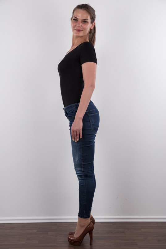 4. Download full pics of Martina (24) from czechcasting.com