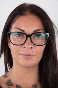 1. Download full pics of Niky (27) from czechcasting.com