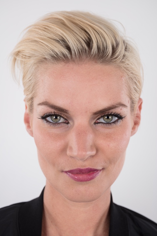 1. Download full pics of Petra (31) from czechcasting.com