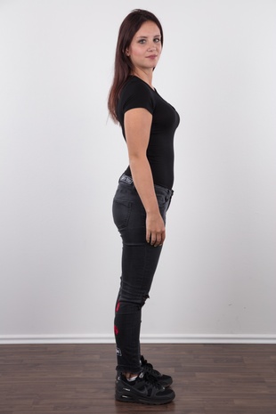 3. Download full pics of model Nikola (20) from czechcasting.com