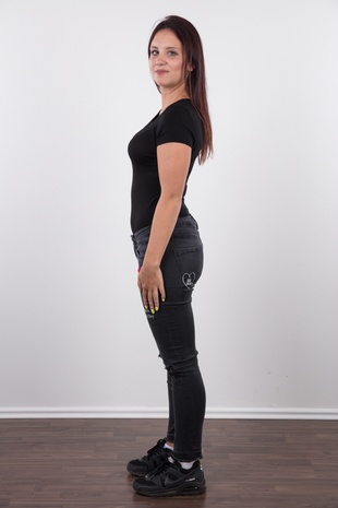 4. Download full pics of model Nikola (20) from czechcasting.com