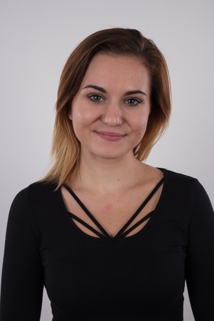 1. Download full pics of model Lucie (21) from czechcasting.com