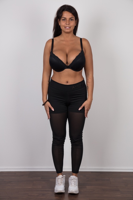 3. Download full pics of Veronika (25) from czechcasting.com