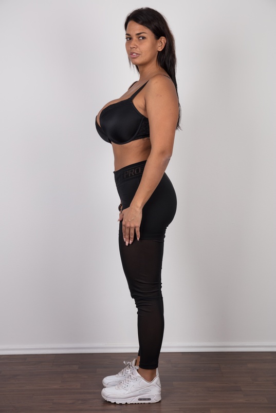 4. Download full pics of Veronika (25) from czechcasting.com