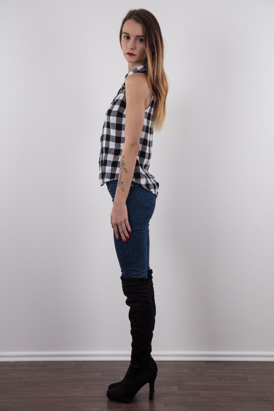 4. Download full pics of Adela (21) from czechcasting.com