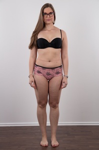 5. Download full pics of Viktorie (24) from czechcasting.com