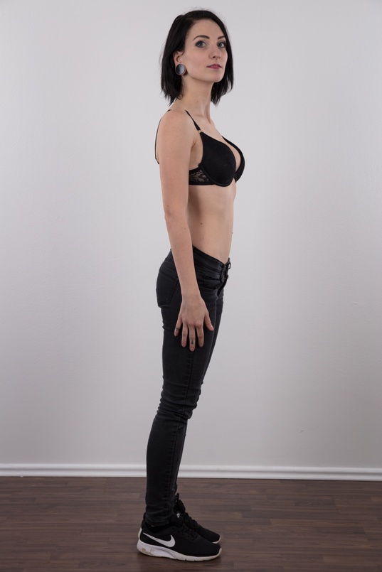 5. Download full pics of Anna (23) from czechcasting.com