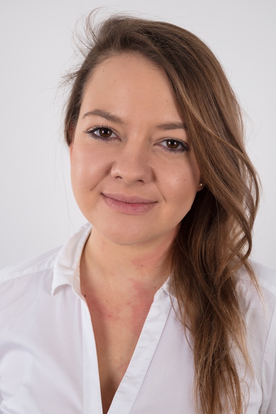 1. Download full pics of Irena (25) from czechcasting.com