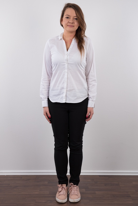 2. Download full pics of Irena (25) from czechcasting.com