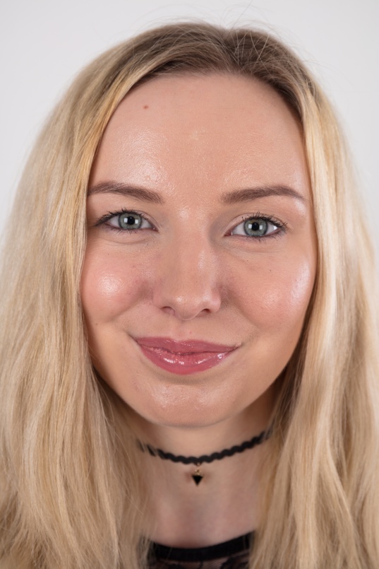 1. Download full pics of Jana (23) from czechcasting.com