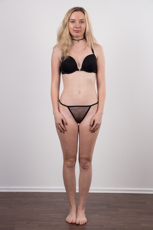 6. Download full pics of model Jana (23) from czechcasting.com