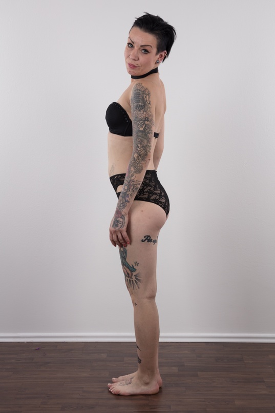 8. Download full pics of Veronika (31) from czechcasting.com