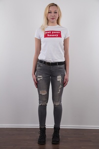 2. Download full pics of Eva (20) from czechcasting.com