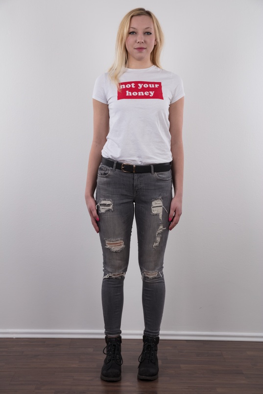 2. Download full pics of Eva (20) from czechcasting.com