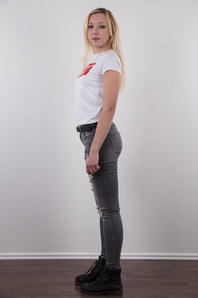 4. Download full pics of Eva (20) from czechcasting.com